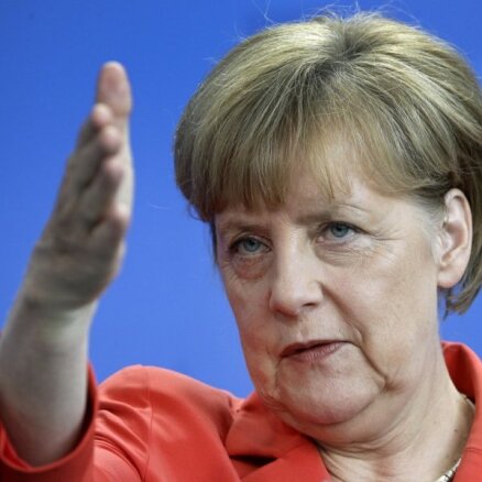 Меркель призвала Грецию оставаться в зоне евро и продолжать реформы
