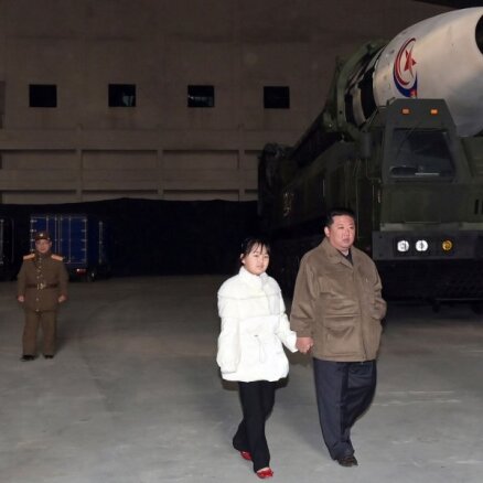 Foto: Kims Čenuns raķetes palaišanu vēro kopā ar meitu