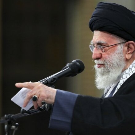 Irānas augstākais līderis apžēlojis desmitiem tūkstošu apcietināto