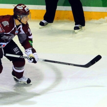 Arī Laviņš nespēlēs Latvijas hokeja izlasē; neskaidrība par Galviņa spēlēšanu