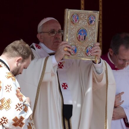 Папа римский узнает мнение католиков по абортам, геям и разводам