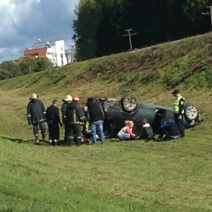 Foto: BMW Siguldas centrā ietriecas divos auto un 'ielido' grāvī; četri cietušie