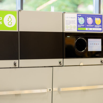 ФОТО: В Латвии устанавливают первые автоматы для приема депозитной упаковки