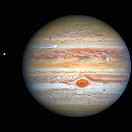 Astronomi atšķetina mīklu, kāpēc Jupiteram nav tik krāšņu gredzenu kā Saturnam