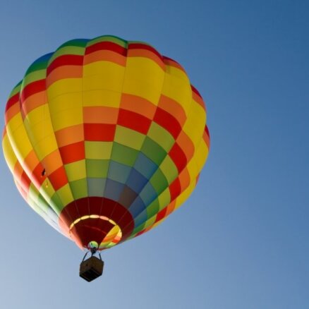 Gaisa balons ar septiņiem pasažieriem 'iemaldās' pie ieslodzītajiem Cēsīs