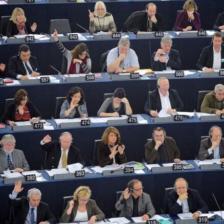 EP vēlēšanās ES 'uzvaras lauri' tikuši Eiropas Tautas partijai, liecina aptauju dati