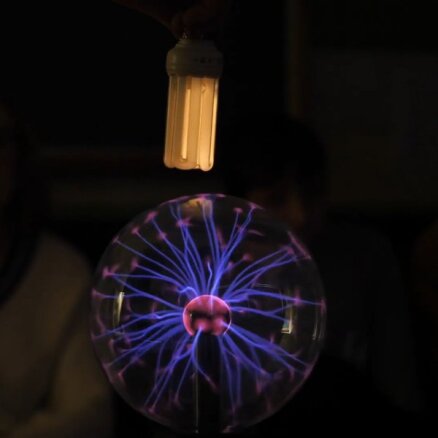 Eksperiments: kāpēc plazmas lampu tuvumā nevajadzētu likt viedierīces