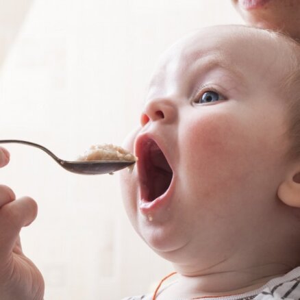 Vecāki pāragri sāk barot mazuļus ar pieaugušo pārtiku, atzīst speciālisti