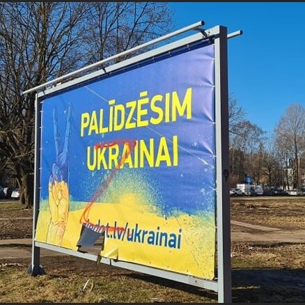 Rīgā uz plakāta Ukrainas atbalstam uzzīmēts 'Z' burts; policija sākusi pārbaudi