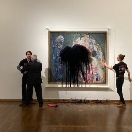 Austrijā klimata aktīvisti uzbrukuši Gustava Klimta gleznai