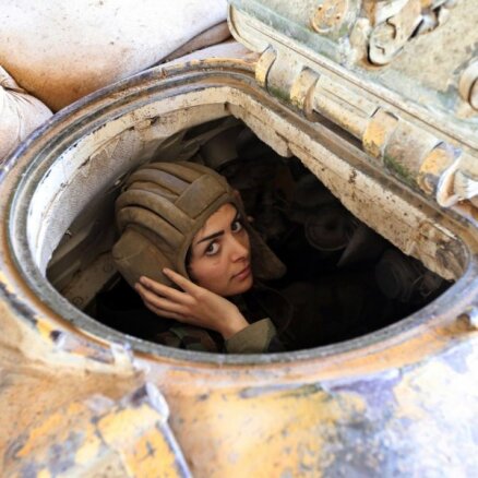 Tanki, lielkalibra DŠK un snaiperu šautenes – kā Damasku aizstāv Sīrijas sievietes