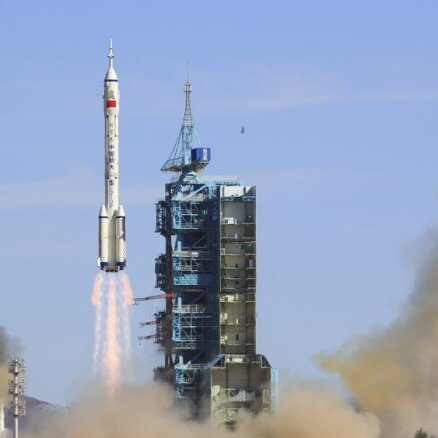 Китай отправил трех астронавтов на собственную орбитальную станцию