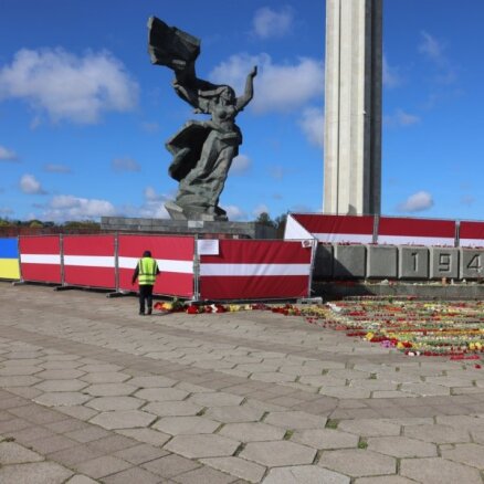 Российский губернатор предлагает установить памятник из рижского парка Победы в Ивангороде — так его будет видно из Нарвы