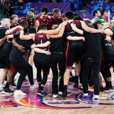 'Eurobasket 2022': Spānija pieveic Turciju; Beļģija un Melnkalne iekļūst izslēgšanas spēlēs