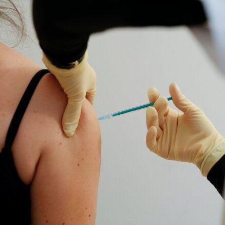 Против Covid-19 полностью вакцинировано уже 75% совершеннолетнего населения Латвии