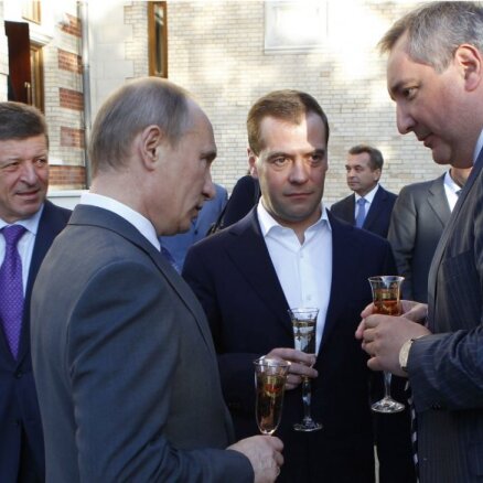 Путин и Медведев собрали всех подчиненных в замке