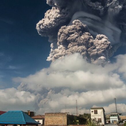 Foto: Masīvs vulkāna izvirdums Indonēzijā 'pārvērš dienu par nakti'