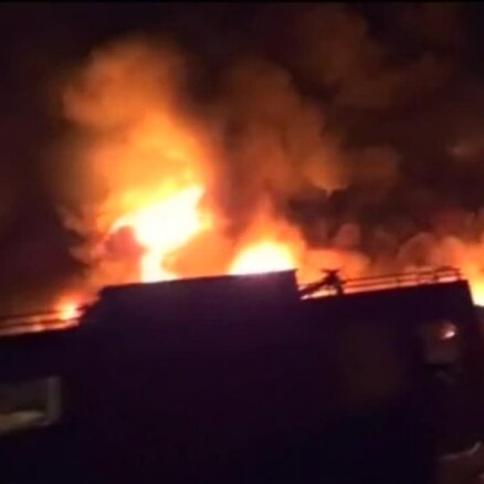 Video: Gaisa triecienā Jemenā sagrauta fabrika; 23 bojāgājušie