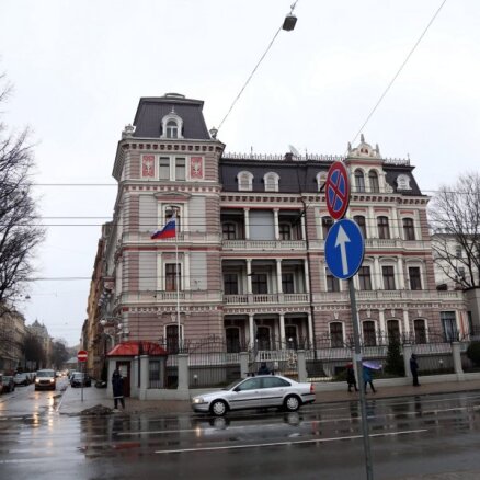 У посольства России в Латвии будет три месяца на то, чтобы заменить табличку с названием улицы