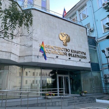 Maskavā par varavīksnes karogiem aizturēti jau astoņi 'Pussy Riot' aktīvisti