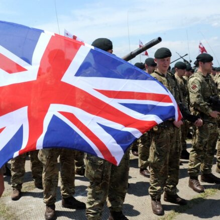 Lielbritānija samazinās karavīru skaitu, oficiāli apstiprina ministrs