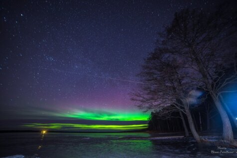Krāšņi foto: Ziemeļblāzma iekrāso debesis pie Ventspils