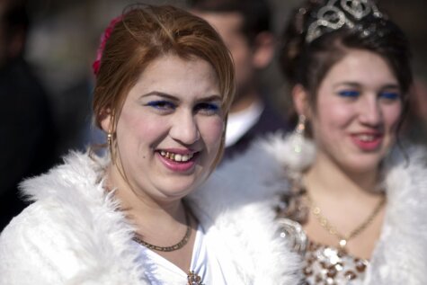 Sievas par 2500 eiro un 5000 eiro: ieskats Bulgārijas čigānu līgavu tirgū