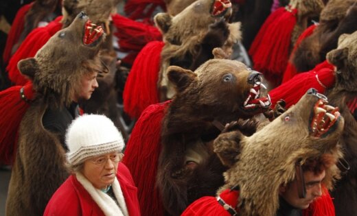 Foto: Rumānijā ar 'lāča danci' aizbiedē ļaunumu