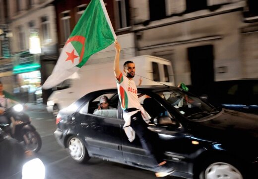 http://g3.delphi.lv/images/pix/520x360/72328da1/algeria-football-fans-44660394.jpg