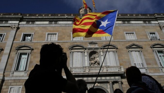Spānija dod laiku atceltajām Katalonijas amatpersonām pamest birojus