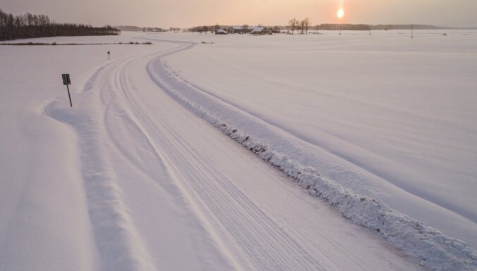Šorīt autoceļi Latvijā sniegoti un apledo, tīrīšanas darbos iesaistītas 192 ziemas tehnikas vienības