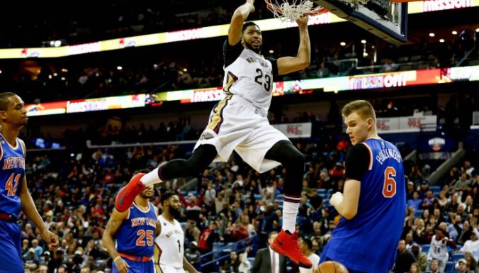 New Orleans Pelicans Anthony Davis dunks over Knicks Kristaps Porzingis