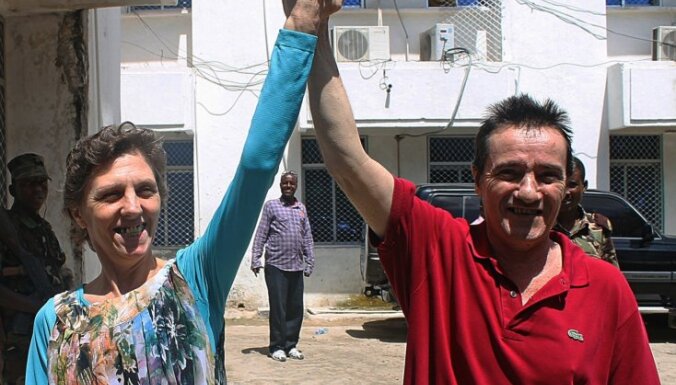 Pāris atbrīvots pēc 20 mēnešu gūsta pie Somālijas pirātiem