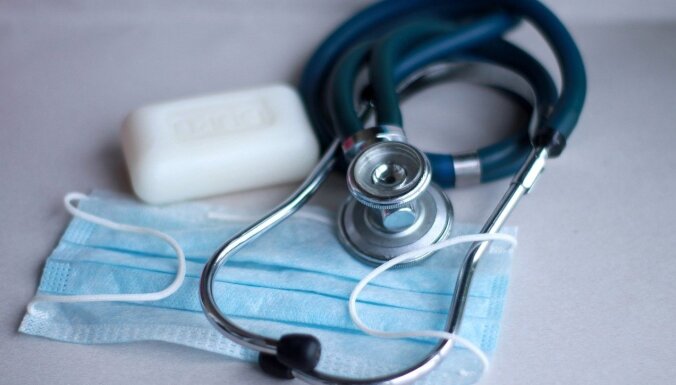 Школьных медсестер в Риге вновь не обеспечили страховыми полисами