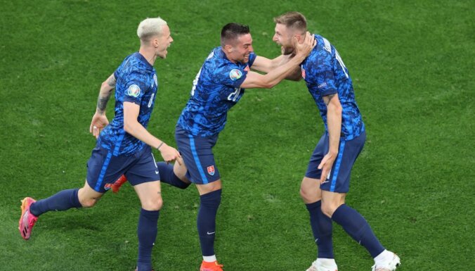 Slovākijas izlase pēc Polijas futbolistu kļūdām izcīna negaidītu uzvaru