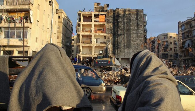 Zemestrīces upuru skaits Turcijā un Sīrijā pārsniedzis 28 000; ES spriedīs par palīdzību