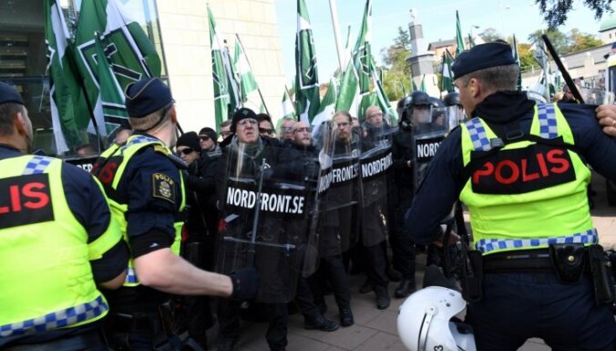 Foto: Gēteborgā neonacistu demonstrāciju laikā aizturēti vairāki desmiti cilvēku
