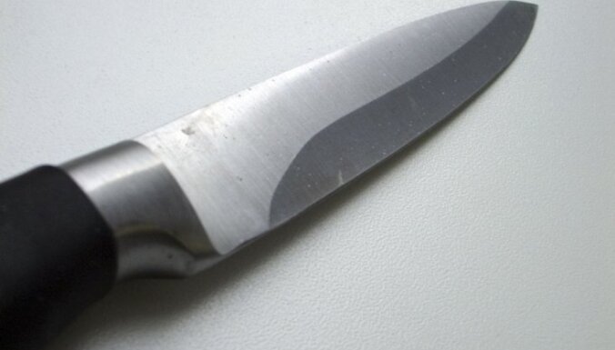Мужчину пырнули ножом в живот: подозревается женщина