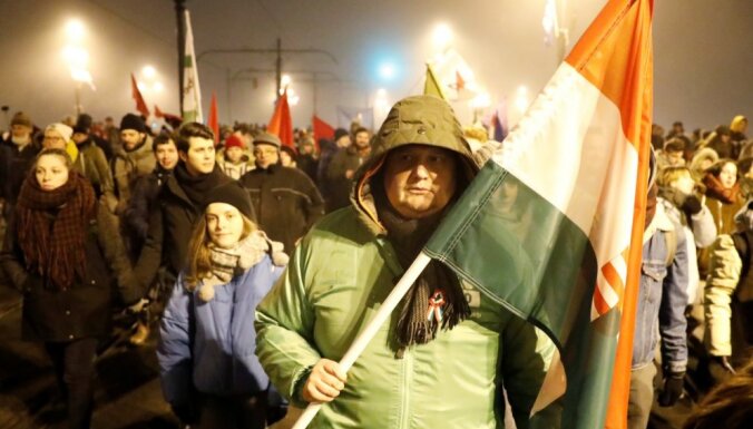 ФОТО: Венгры взбунтовались против рабского труда и устроили дебош в парламенте
