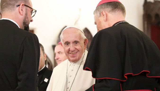 Папа Франциск изменил текст молитвы "Отче наш". Соцсети и церковные иерархи возмущены