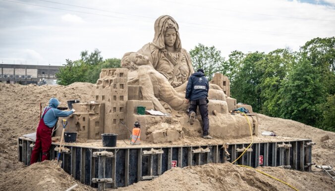 ФОТО. В Елгаве началось создание крупнейшего в Балтии Парка песчаных скульптур Summer Signs 2022
