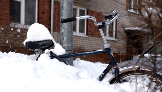 Фирма, отвечающая за чистку снега во дворах Риги, считает, что справляется с обязанностями