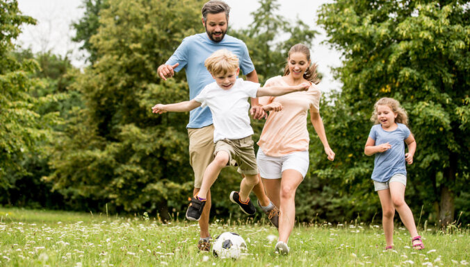 Psiholoģe: kopīgas ģimenes aktivitātes saliedē, stiprina un dara bērnus laimīgus