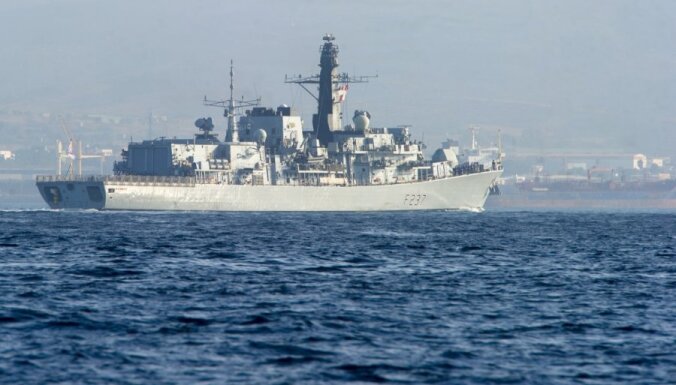 Gibraltārā ierodas britu karakuģi