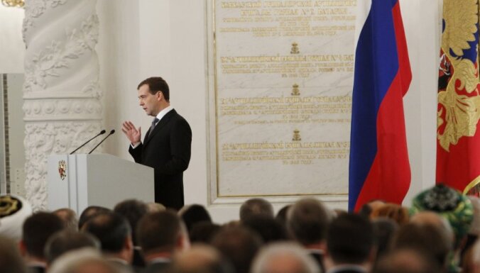 Pēdējo reizi prezidenta amatā uzrunājot Krievijas domi, Medvedevs sola nepieļaut 'politiķu manipulēšanu ar iedzīvotājiem'