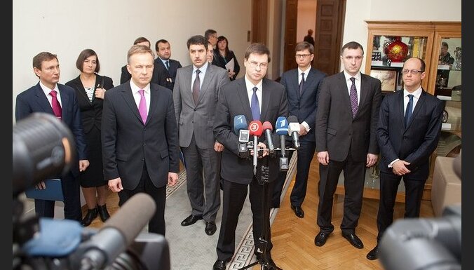 Fotoreportāža: Dombrovska trešās valdības 100 dienas bildēs