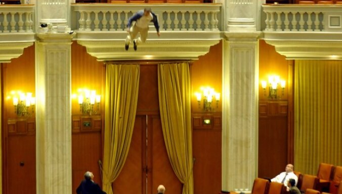 В румынском парламенте журналист спрыгнул с балкона