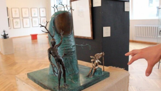 Huligāns Rīgā sabojā Salvadora Dalī skulptūru 'Eņģeļa parādīšanās' (plkst. 17:39)