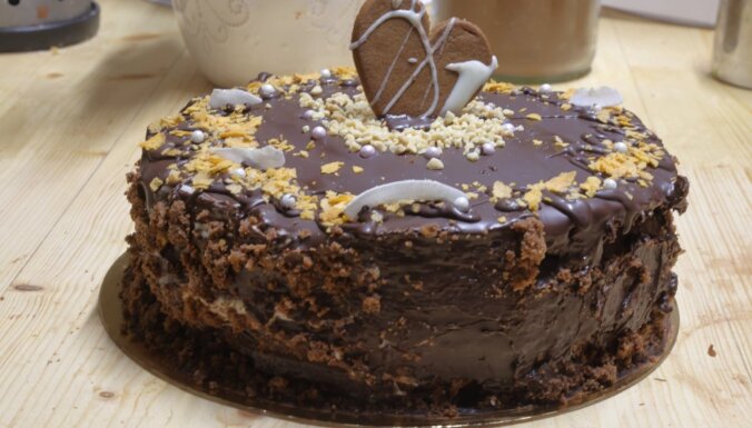 Melnā šokolādes kūka ar piparkūku garšvielu