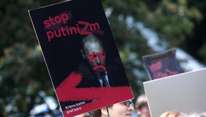 ФОТО: В Риге у посольства России прошел антивоенный митинг